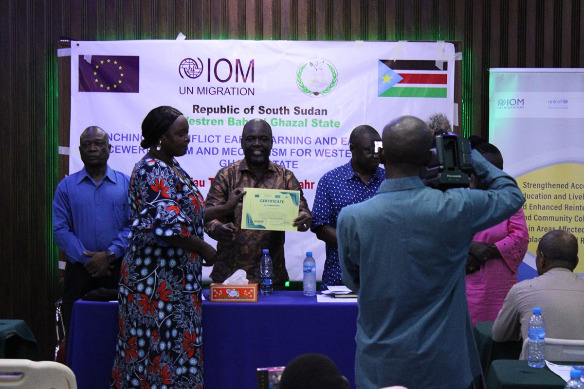 Governor of WBGS issueing certificates to Participants of the STT training in Waujpg